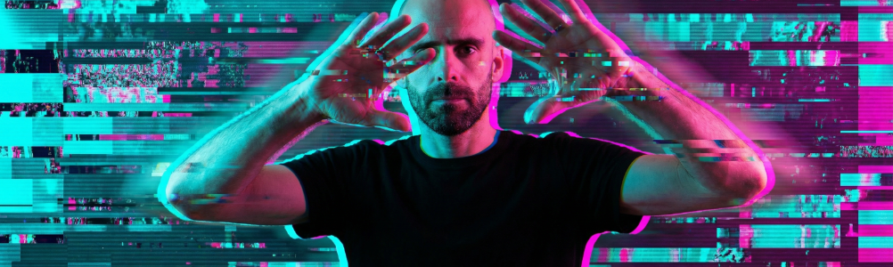 Álvaro Torres con efecto glitch